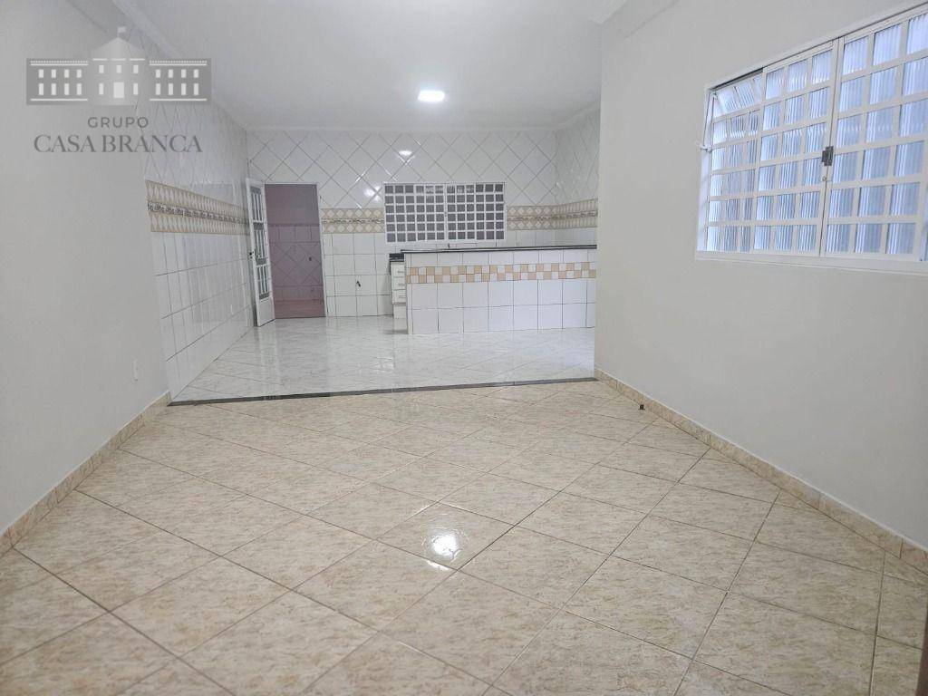 Casa à venda e aluguel com 3 quartos, 200m² - Foto 7