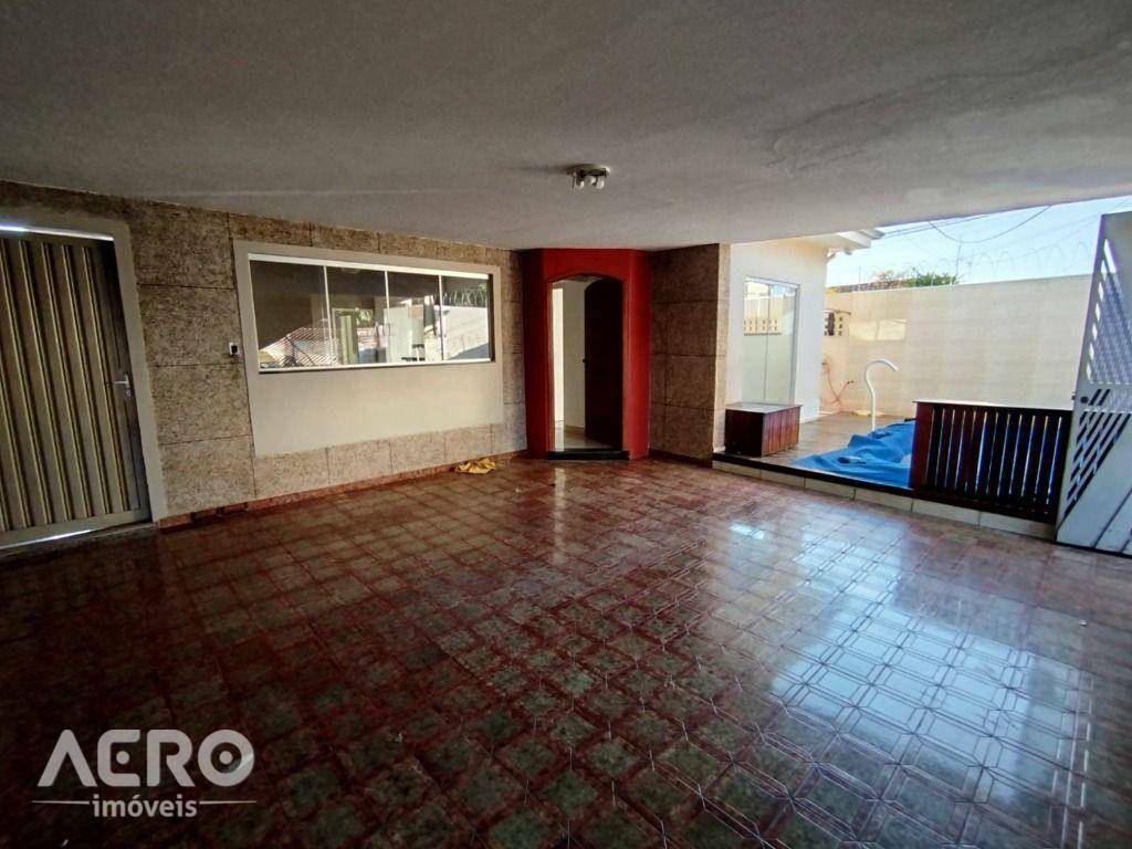 Casa para alugar com 3 quartos, 210m² - Foto 1