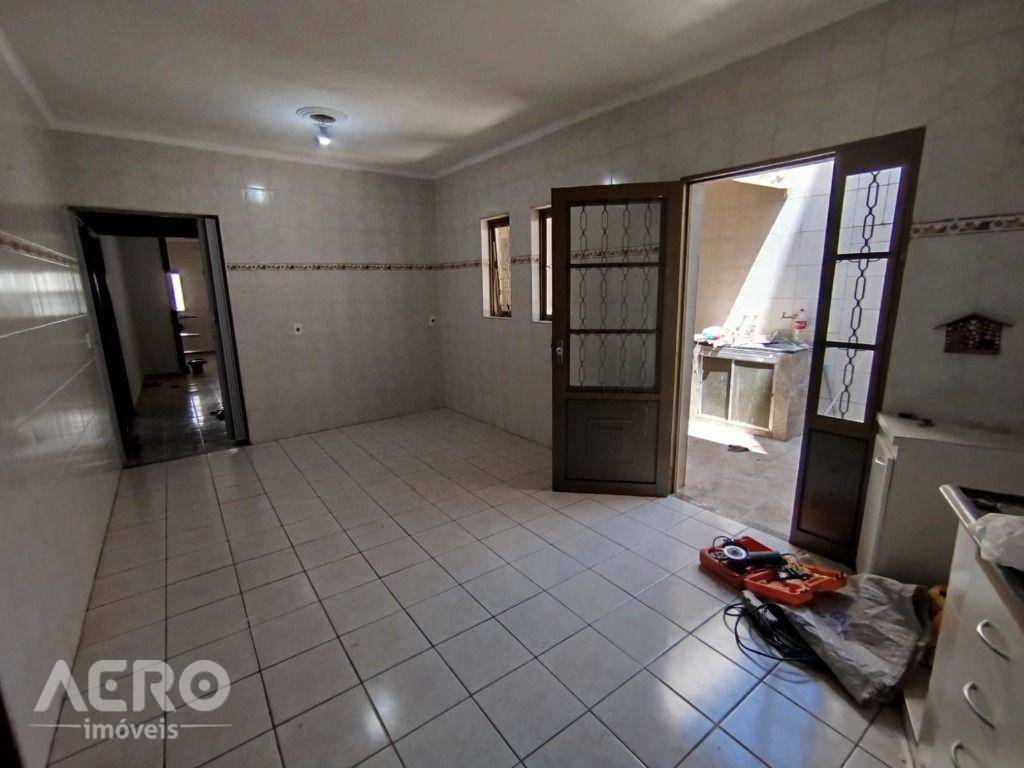 Casa para alugar com 2 quartos, 150m² - Foto 15