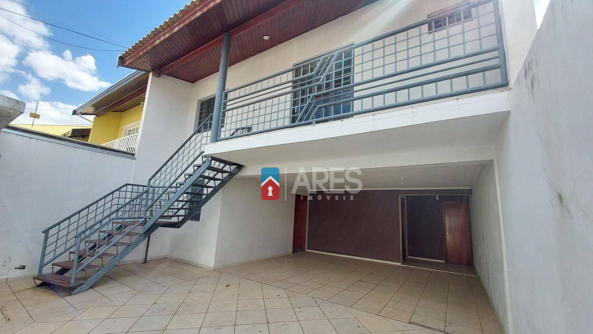 Casa para alugar com 3 quartos, 210m² - Foto 1