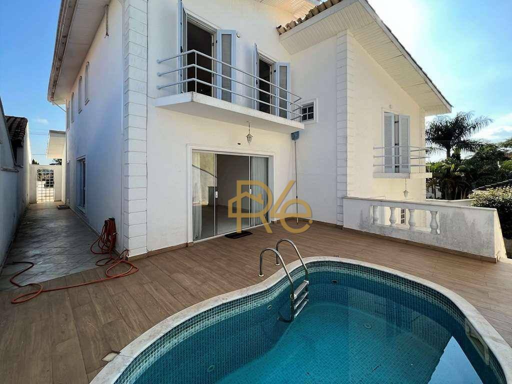 Casa de Condomínio à venda com 4 quartos, 250m² - Foto 1