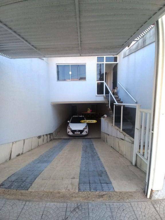 Sobrado à venda com 3 quartos, 242m² - Foto 1