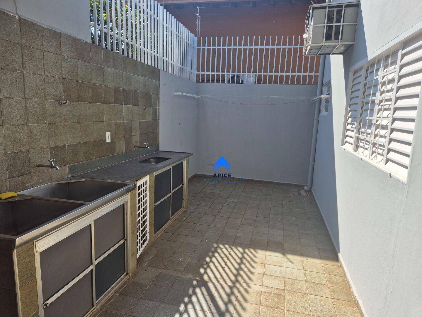 Casa para alugar com 3 quartos, 242M2 - Foto 14