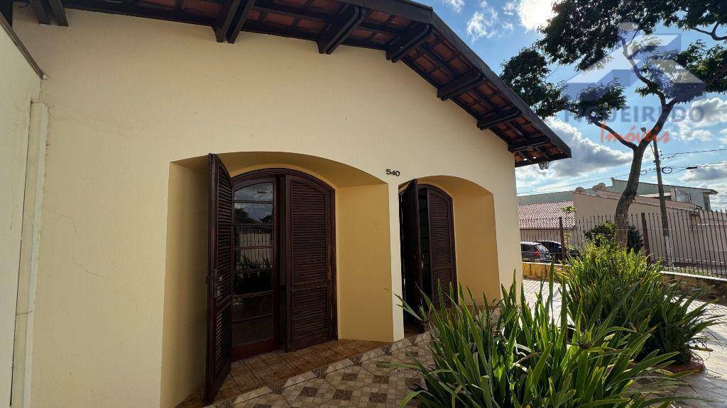 Casa à venda com 3 quartos, 212m² - Foto 2