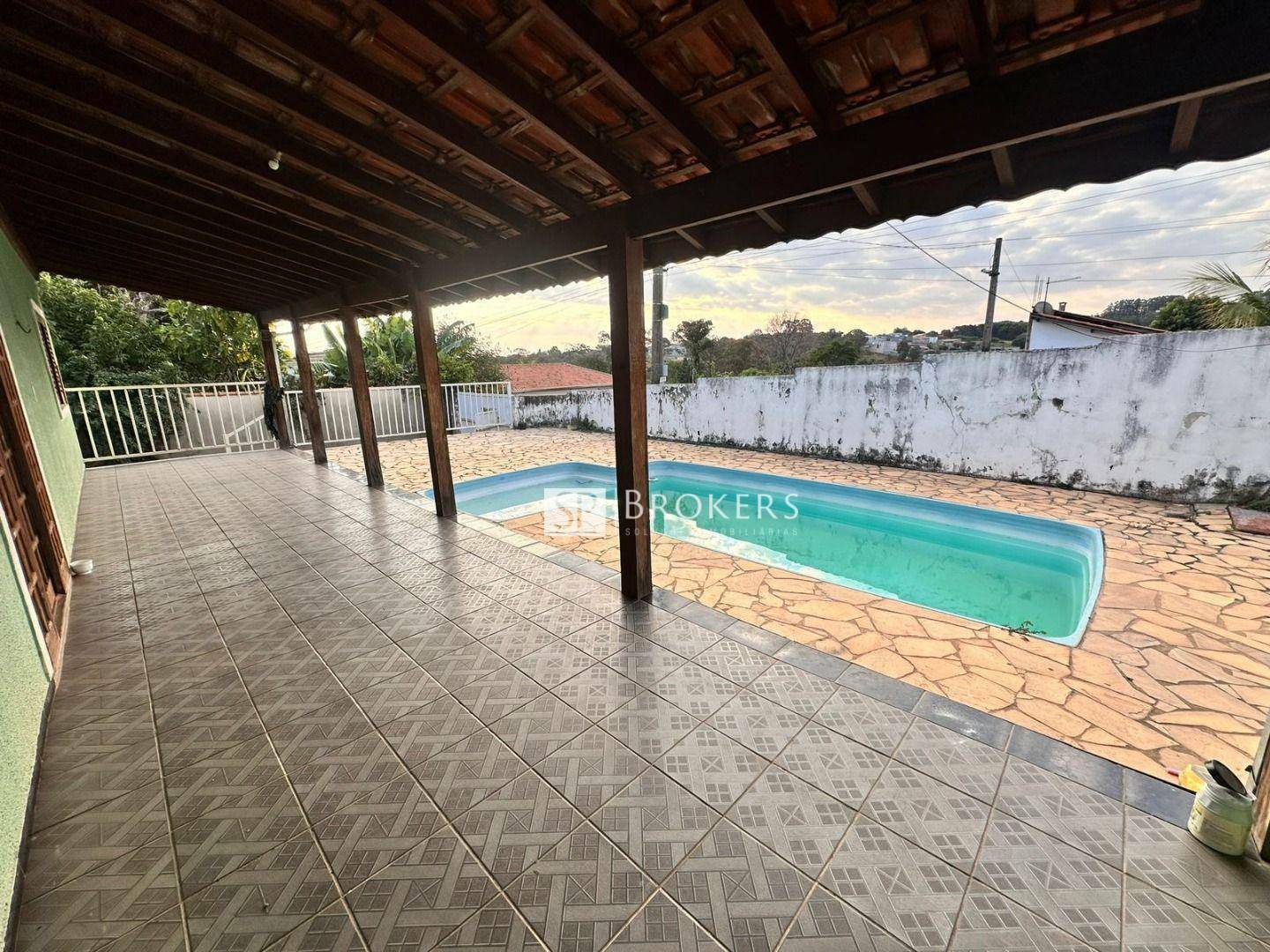 Chácara à venda com 3 quartos, 200m² - Foto 2