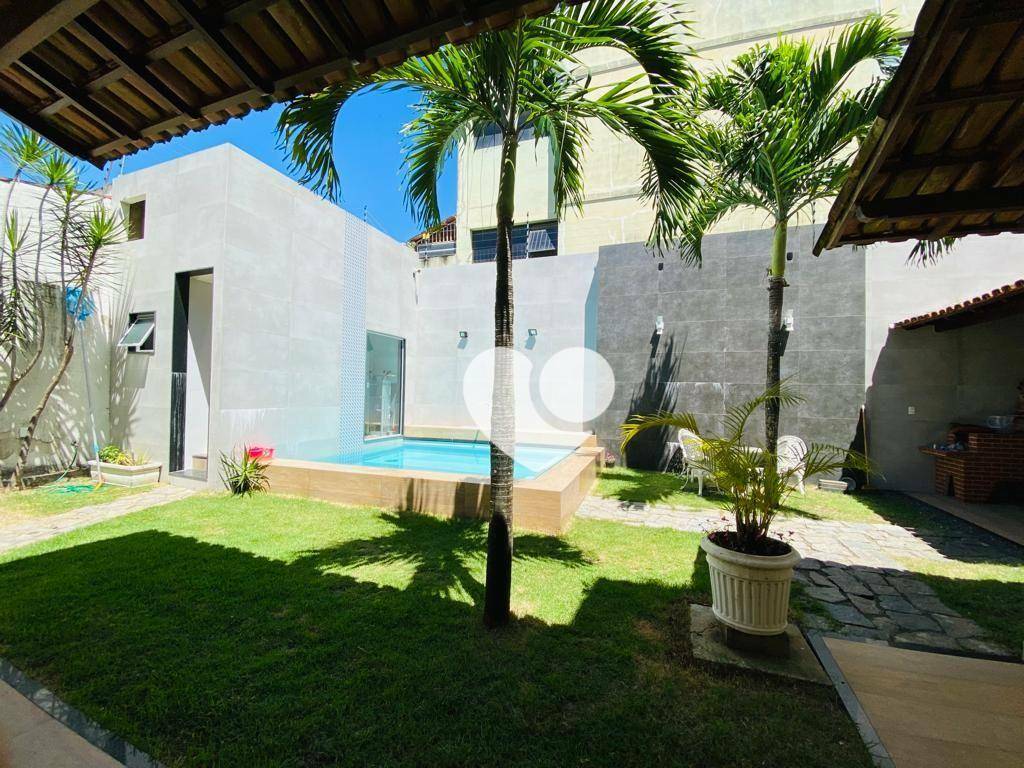 Casa de Condomínio à venda com 6 quartos, 215m² - Foto 1