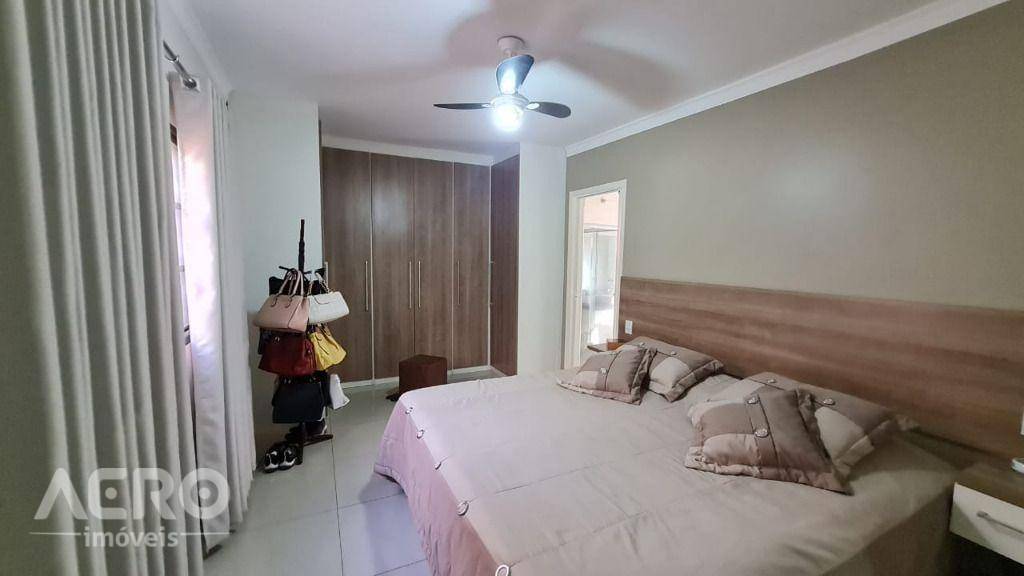 Casa à venda com 3 quartos, 209m² - Foto 10