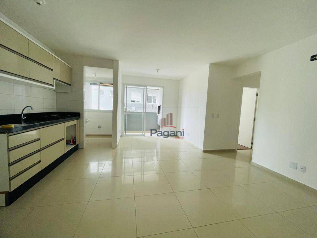 Apartamento para alugar com 3 quartos, 77m² - Foto 2