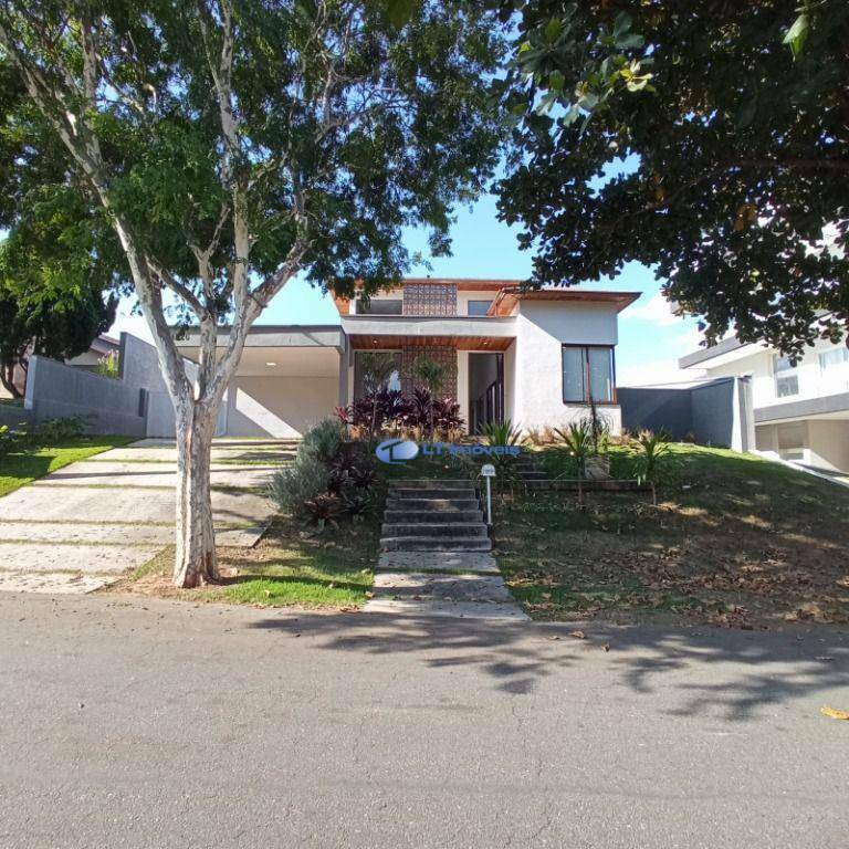 Casa de Condomínio para alugar com 4 quartos, 300m² - Foto 1