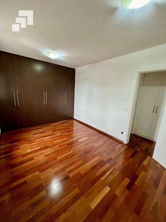 Apartamento para alugar com 4 quartos, 140m² - Foto 12