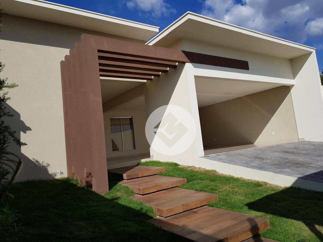 Casa à venda com 3 quartos, 220m² - Foto 1