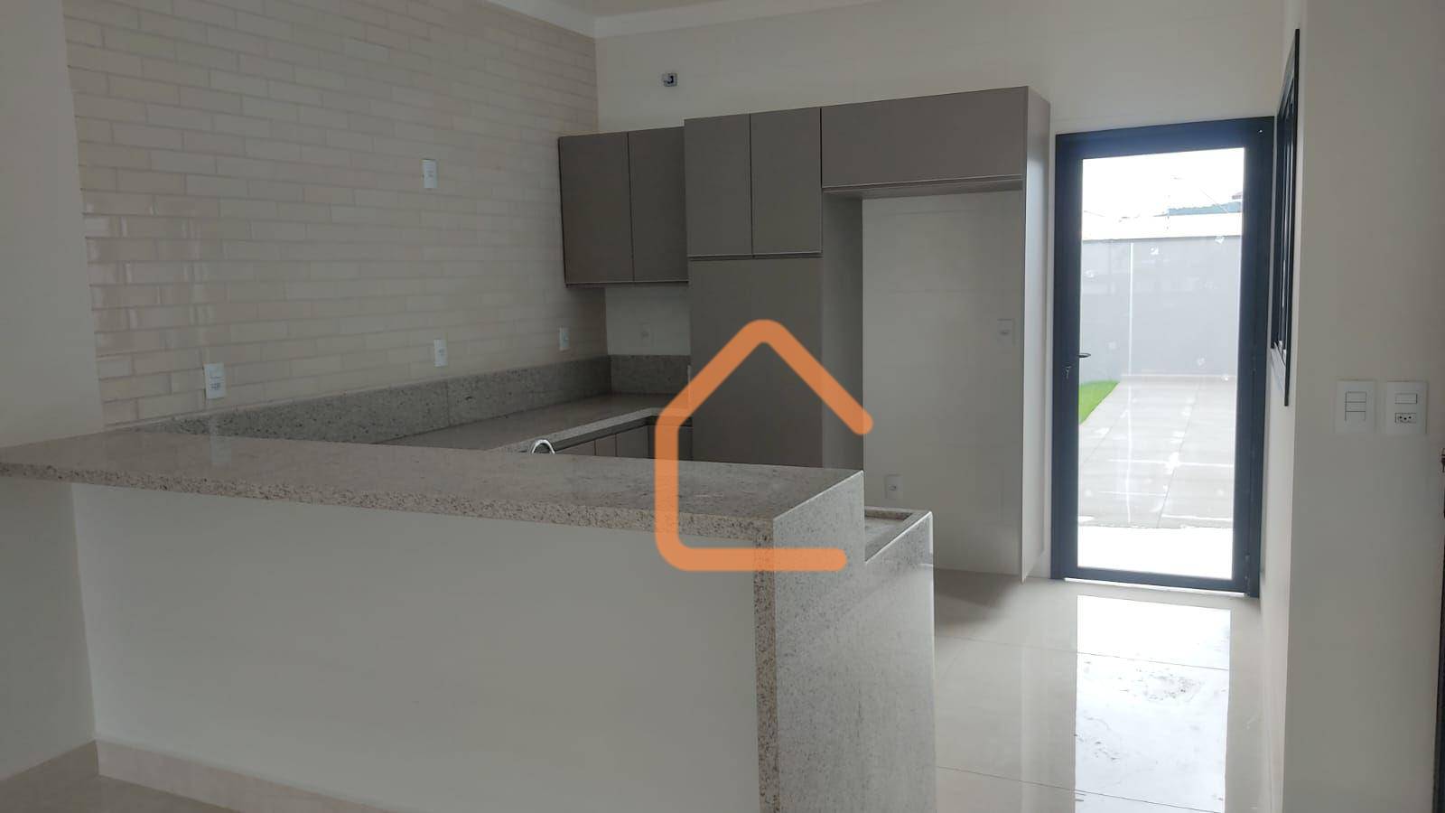 Casa à venda com 3 quartos, 235m² - Foto 1