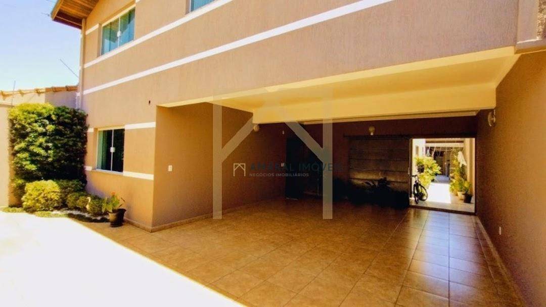 Casa à venda com 3 quartos, 308m² - Foto 1