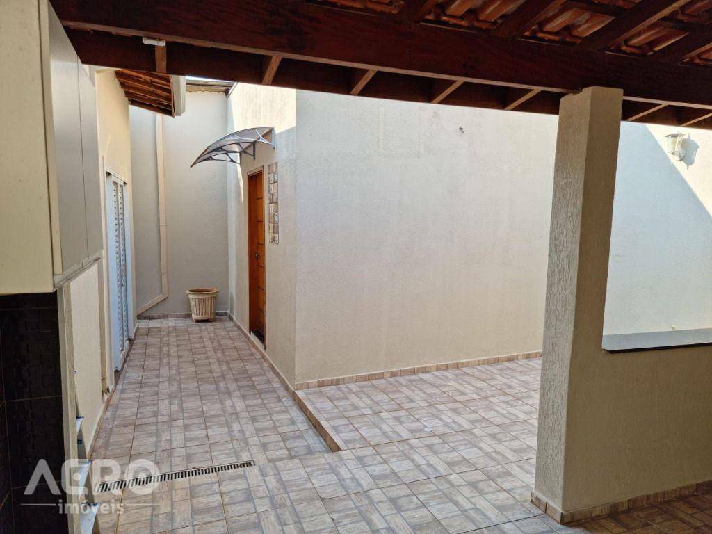 Casa à venda com 3 quartos, 175m² - Foto 2