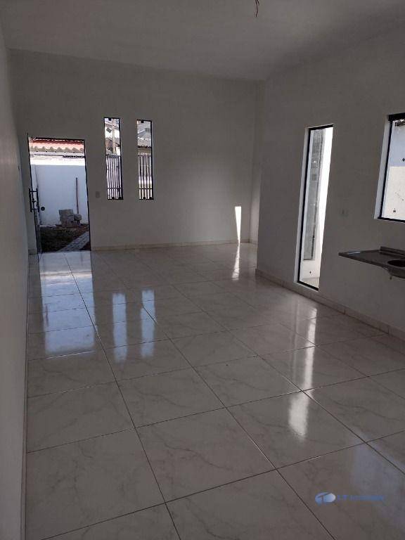 Casa à venda com 2 quartos, 63m² - Foto 2