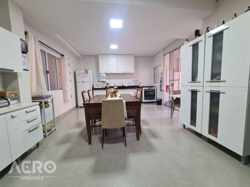 Casa à venda com 3 quartos, 248m² - Foto 1