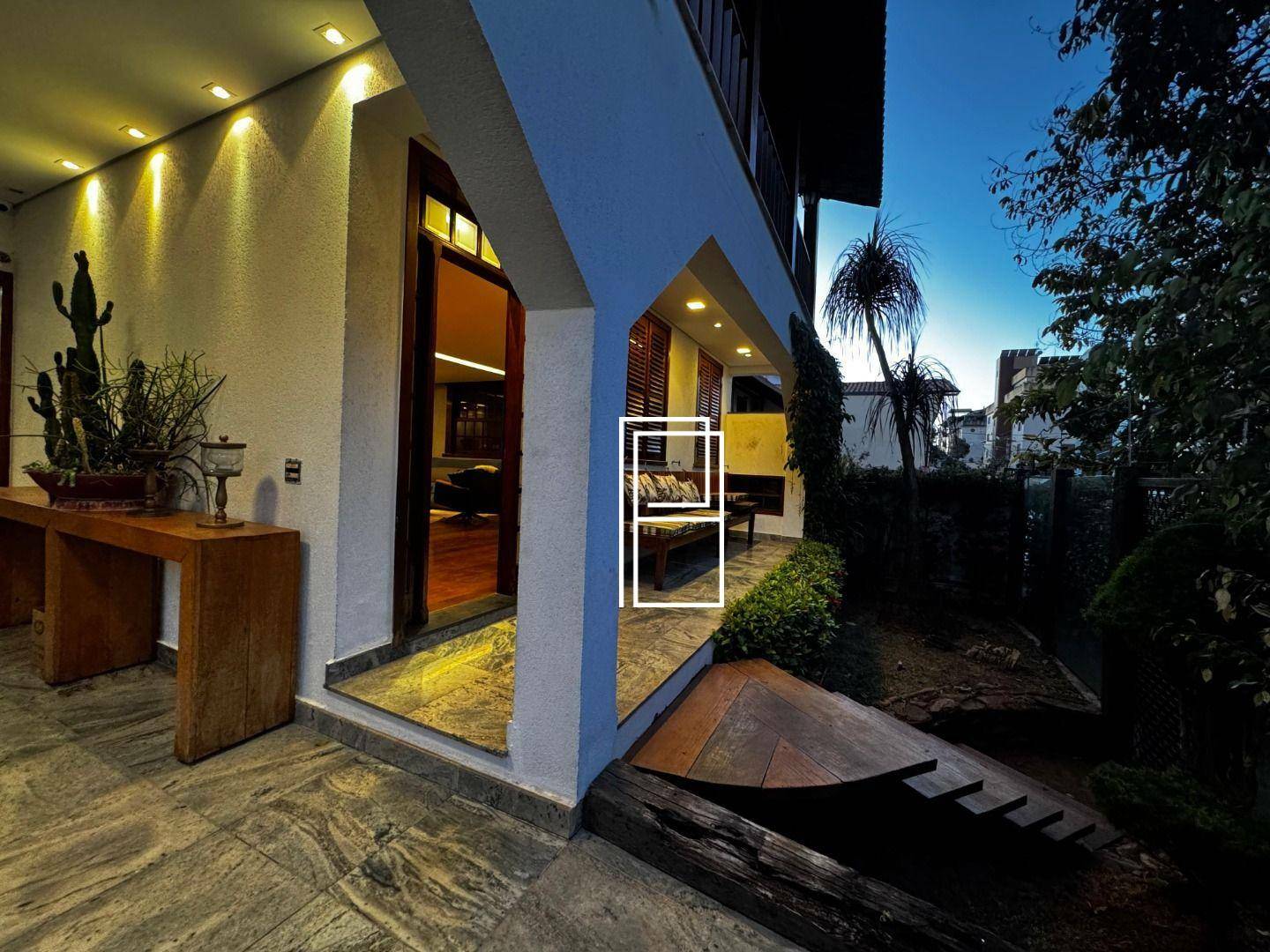 Casa à venda com 4 quartos, 300m² - Foto 2