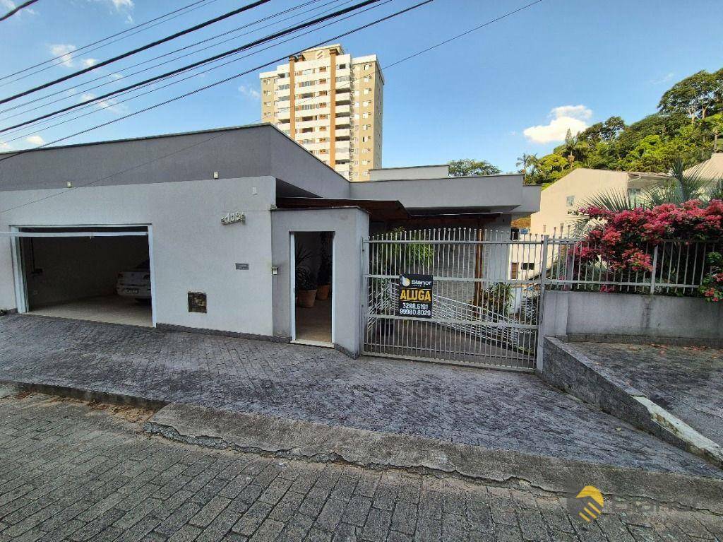 Casa para alugar com 3 quartos, 153m² - Foto 1