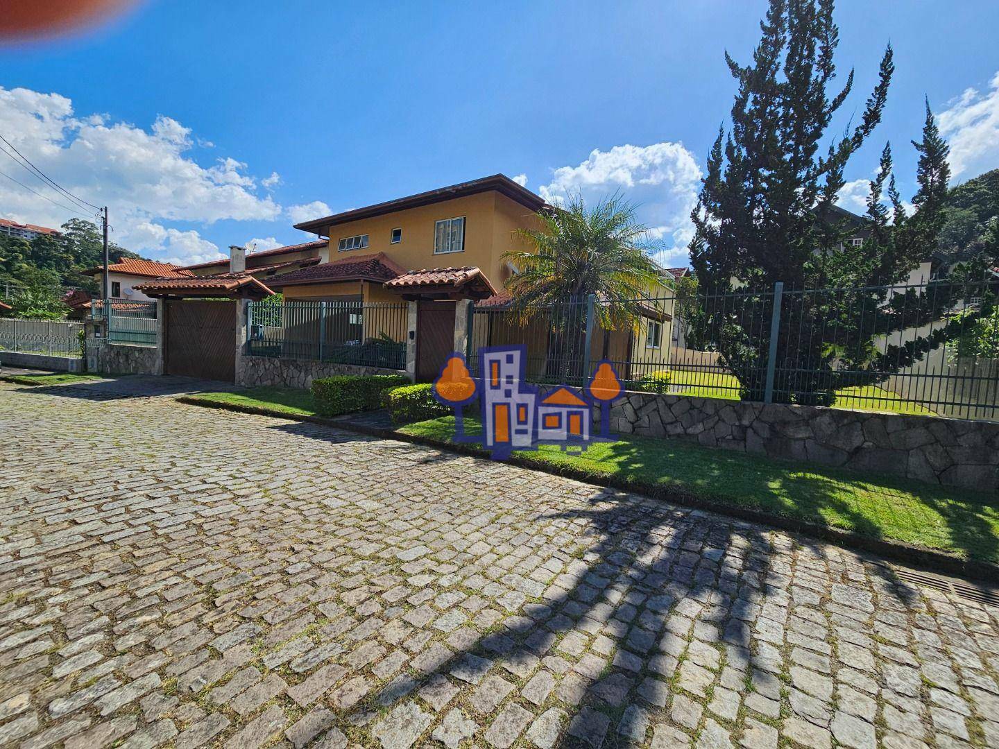 Casa à venda com 5 quartos, 326m² - Foto 1