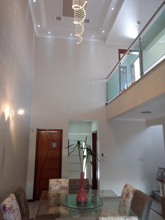 Casa à venda com 3 quartos, 260m² - Foto 1