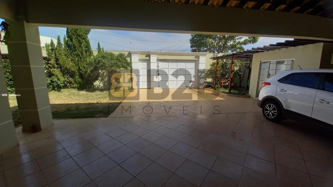 Casa à venda com 3 quartos, 260m² - Foto 2