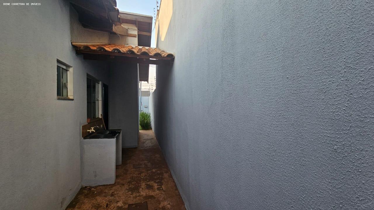 Casa à venda com 2 quartos, 125m² - Foto 2