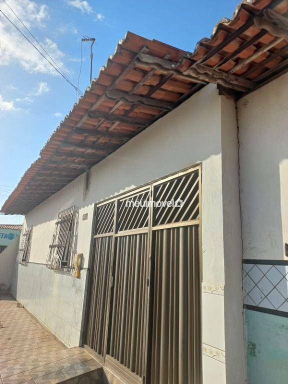 Casa à venda com 2 quartos, 80m² - Foto 1