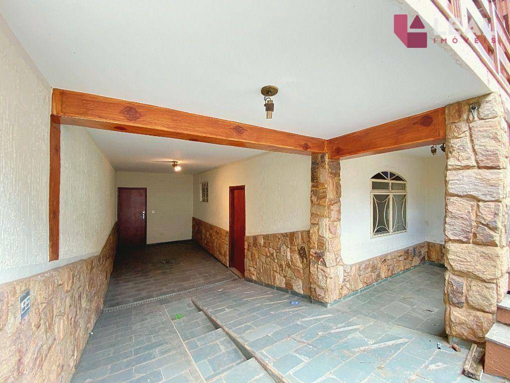 Casa à venda com 4 quartos, 240m² - Foto 2