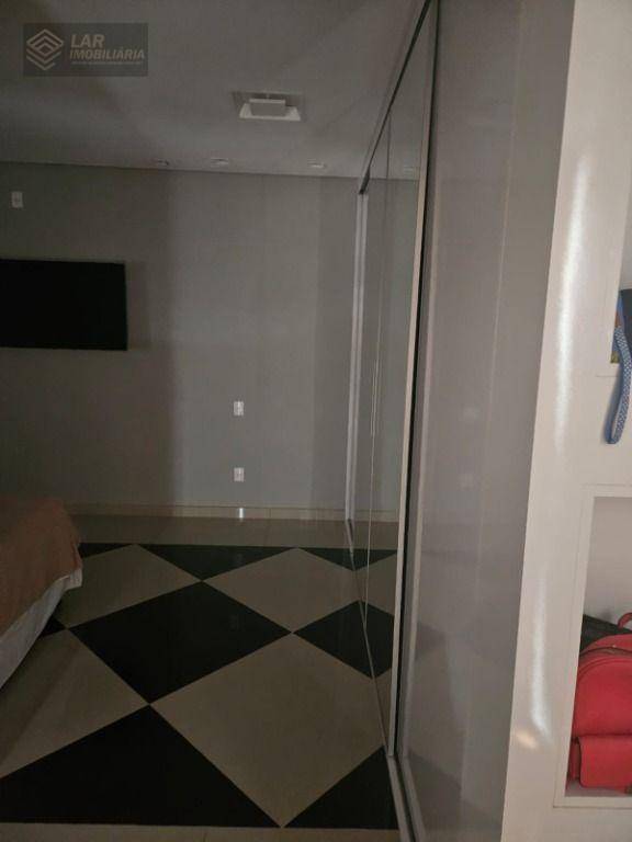 Casa de Condomínio para alugar com 4 quartos, 500m² - Foto 28