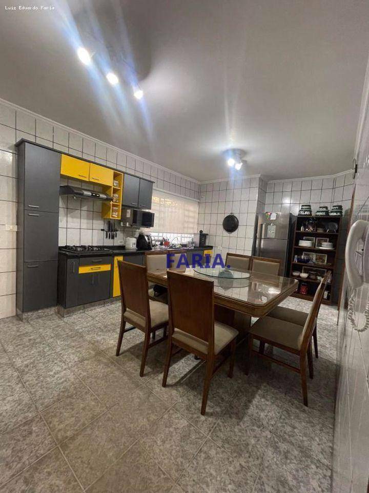 Casa à venda com 3 quartos, 219m² - Foto 7