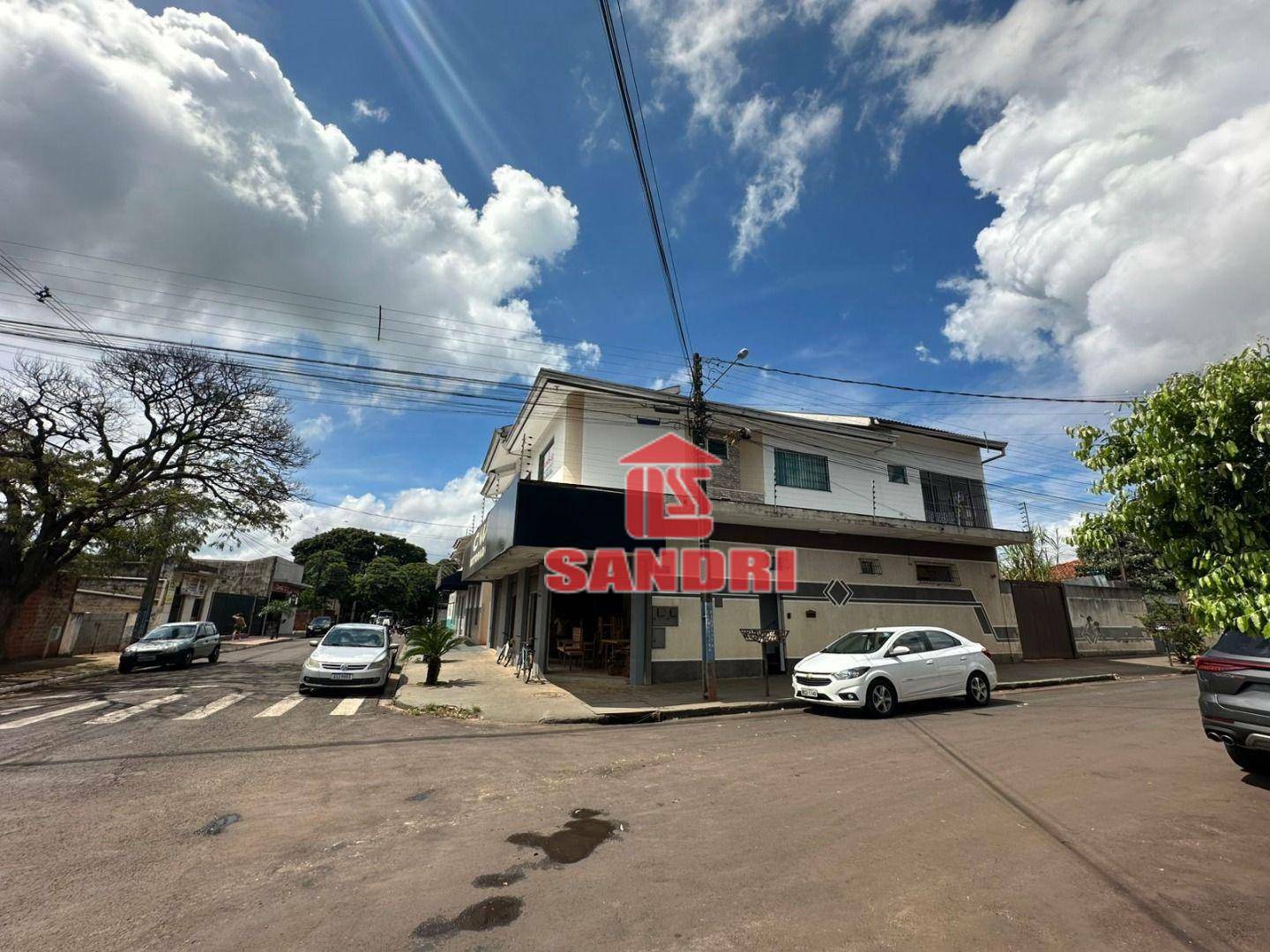 Sobrado à venda com 3 quartos, 373m² - Foto 1