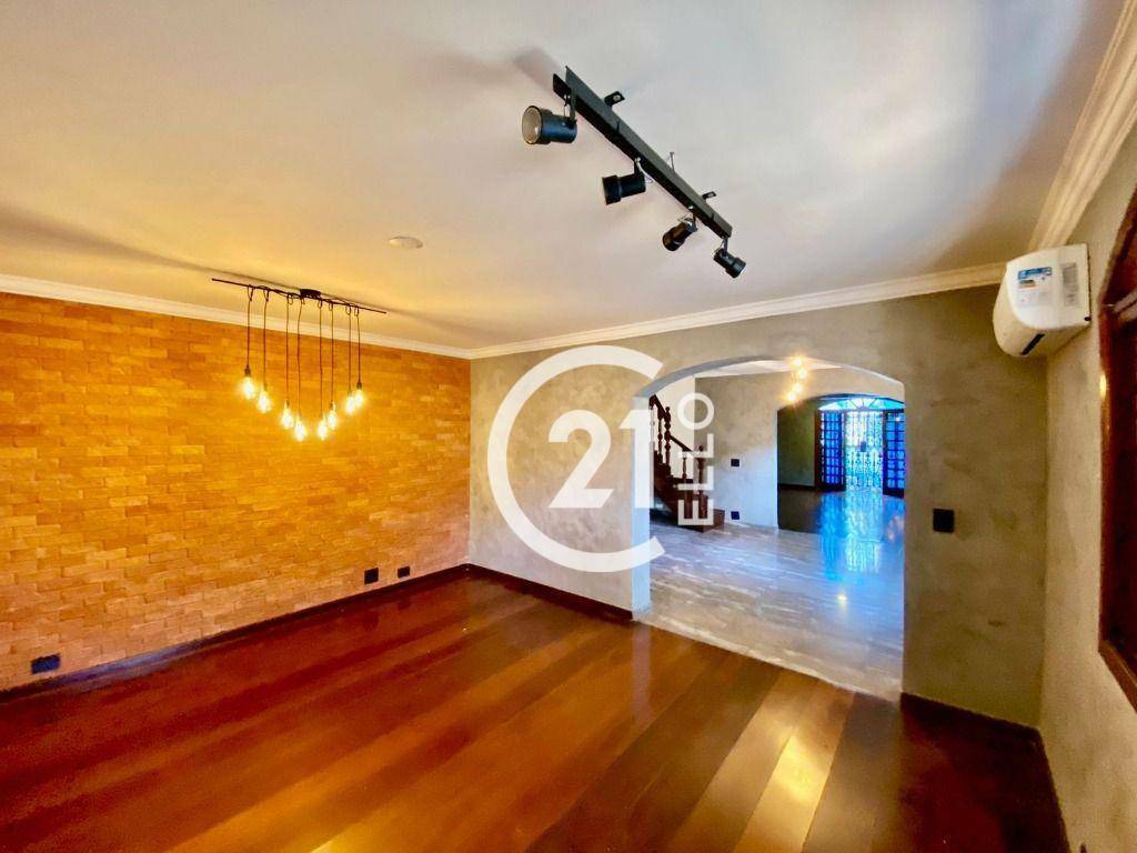 Casa de Condomínio à venda e aluguel com 3 quartos, 240m² - Foto 1