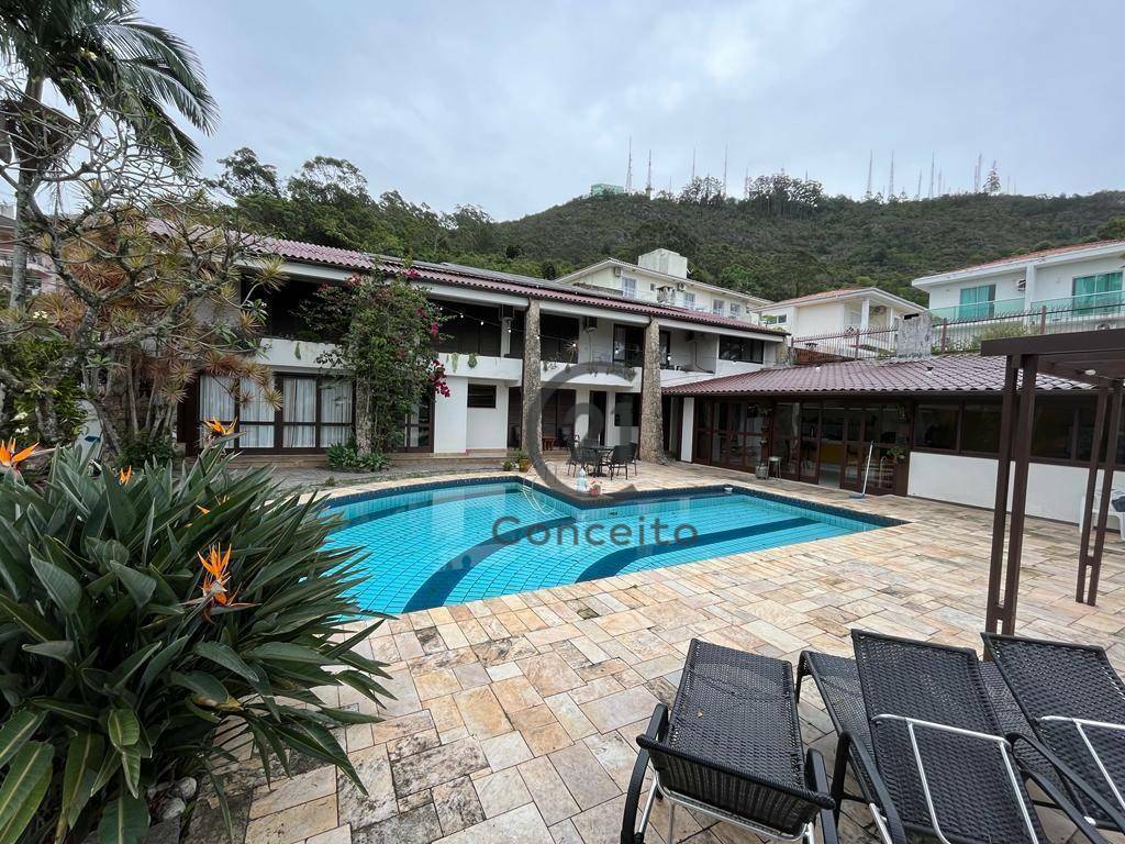 Casa à venda com 6 quartos, 411m² - Foto 1