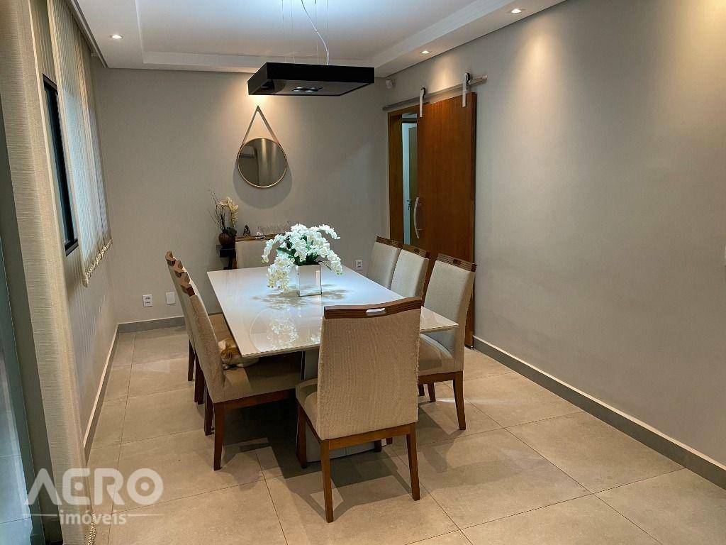 Casa à venda com 5 quartos, 205m² - Foto 1