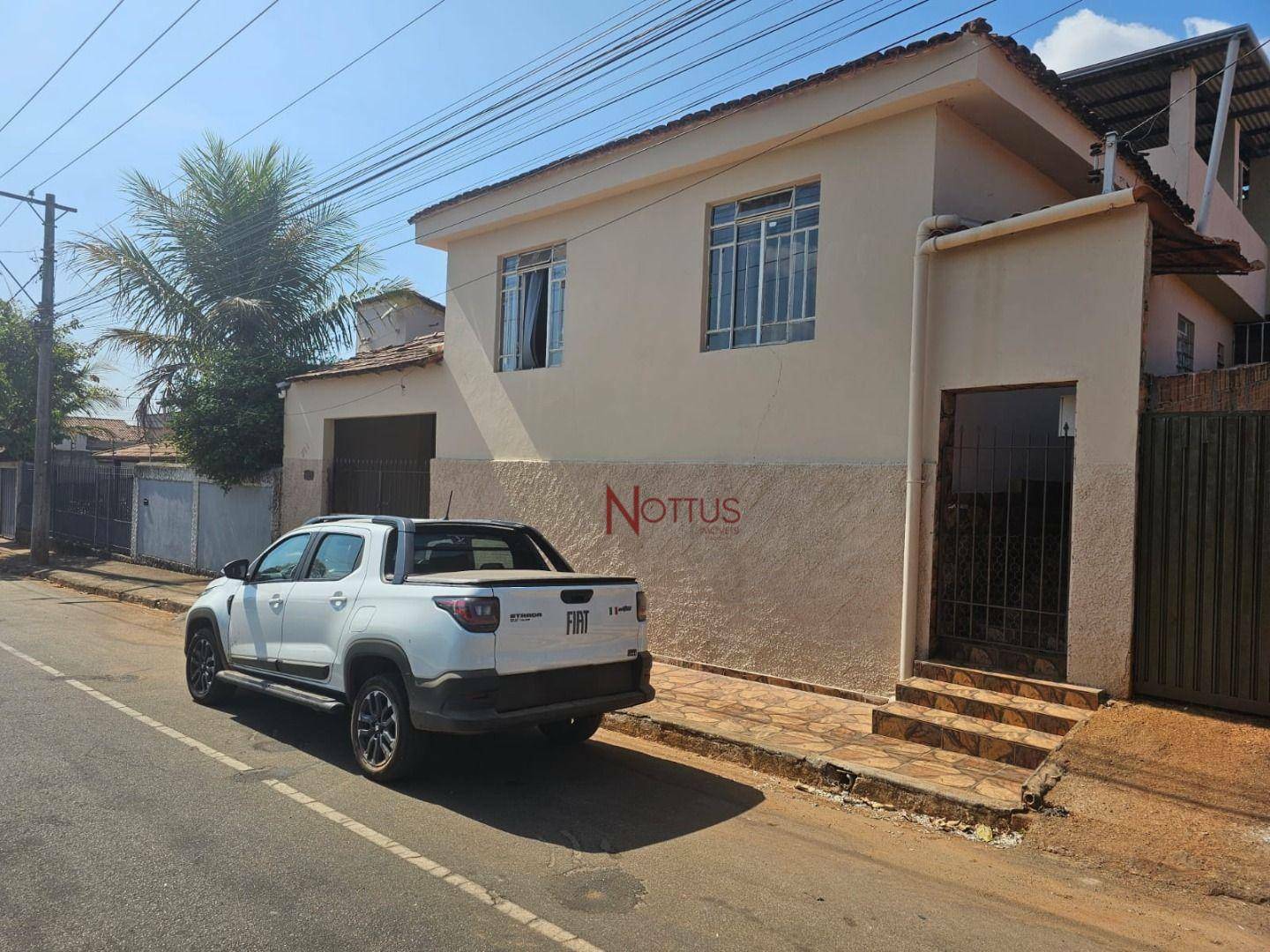 Casa à venda com 4 quartos, 250m² - Foto 2