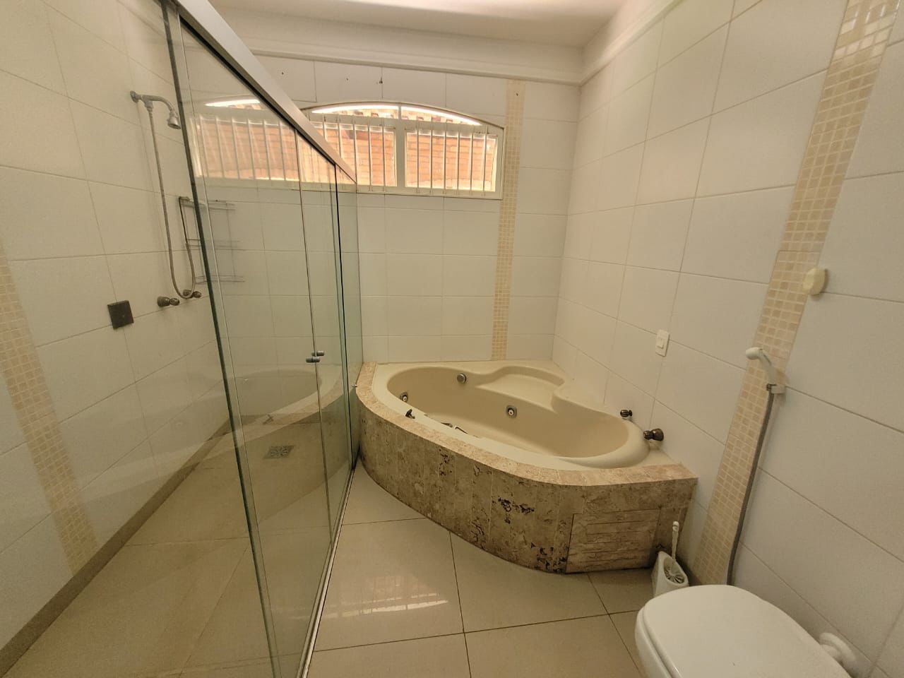 Casa para alugar com 4 quartos, 250m² - Foto 13