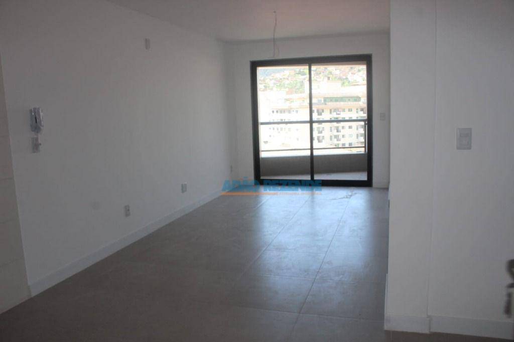 Apartamento à venda com 2 quartos, 63m² - Foto 2