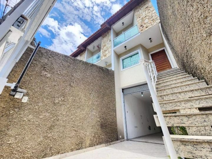 Sobrado à venda com 3 quartos, 150m² - Foto 1