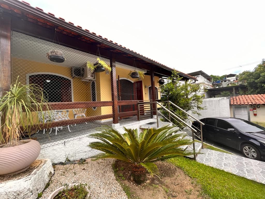 Casa de Condomínio à venda com 3 quartos, 225m² - Foto 1