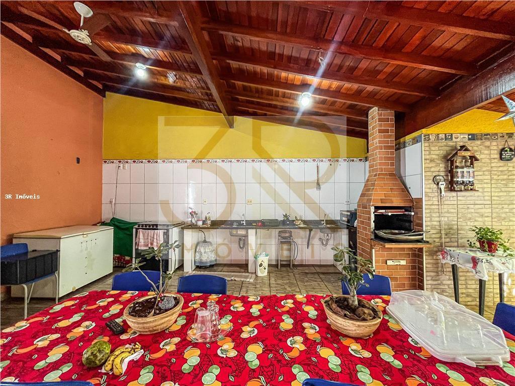 Casa à venda com 3 quartos, 236m² - Foto 1