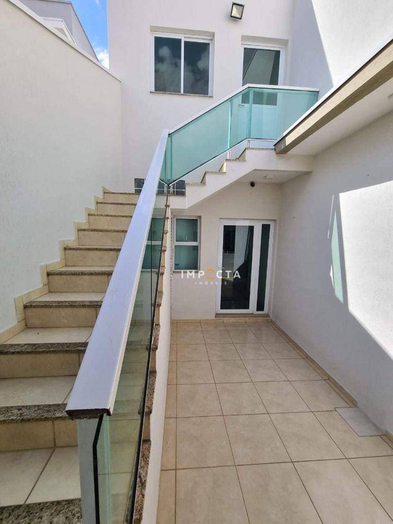 Casa à venda com 3 quartos, 250m² - Foto 2