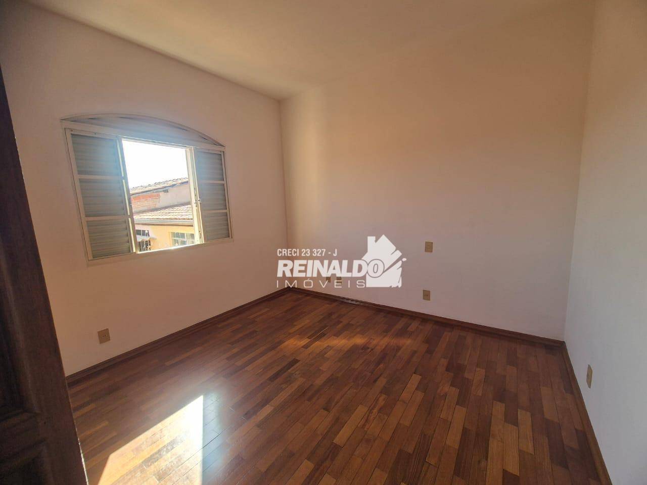 Casa à venda e aluguel com 3 quartos, 250m² - Foto 11