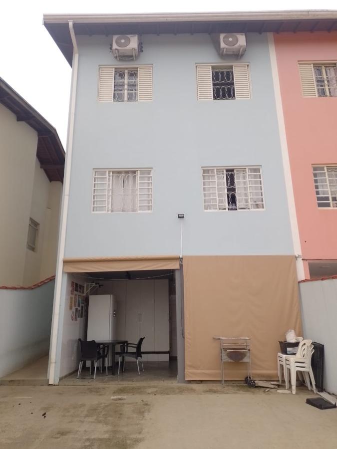 Casa à venda com 3 quartos, 166m² - Foto 1