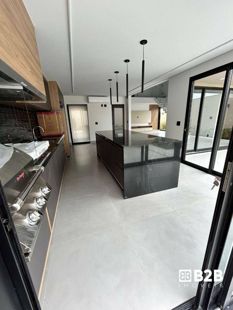 Casa de Condomínio à venda com 4 quartos, 231m² - Foto 1