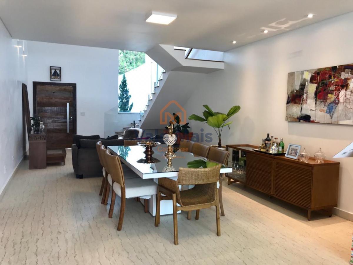 Casa à venda com 3 quartos, 252m² - Foto 1