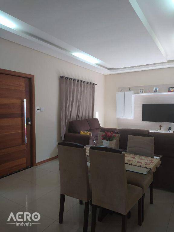 Casa à venda com 3 quartos, 111m² - Foto 1