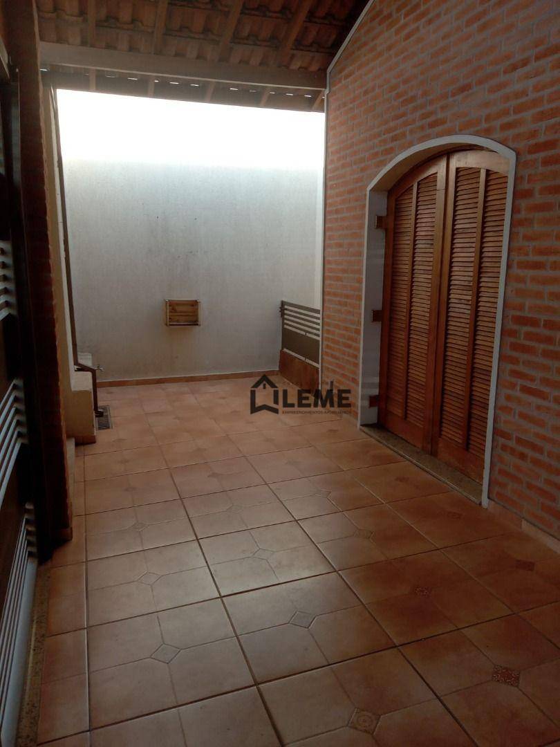 Casa à venda com 2 quartos, 150m² - Foto 2