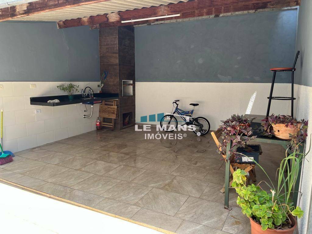 Casa à venda com 3 quartos, 241m² - Foto 1