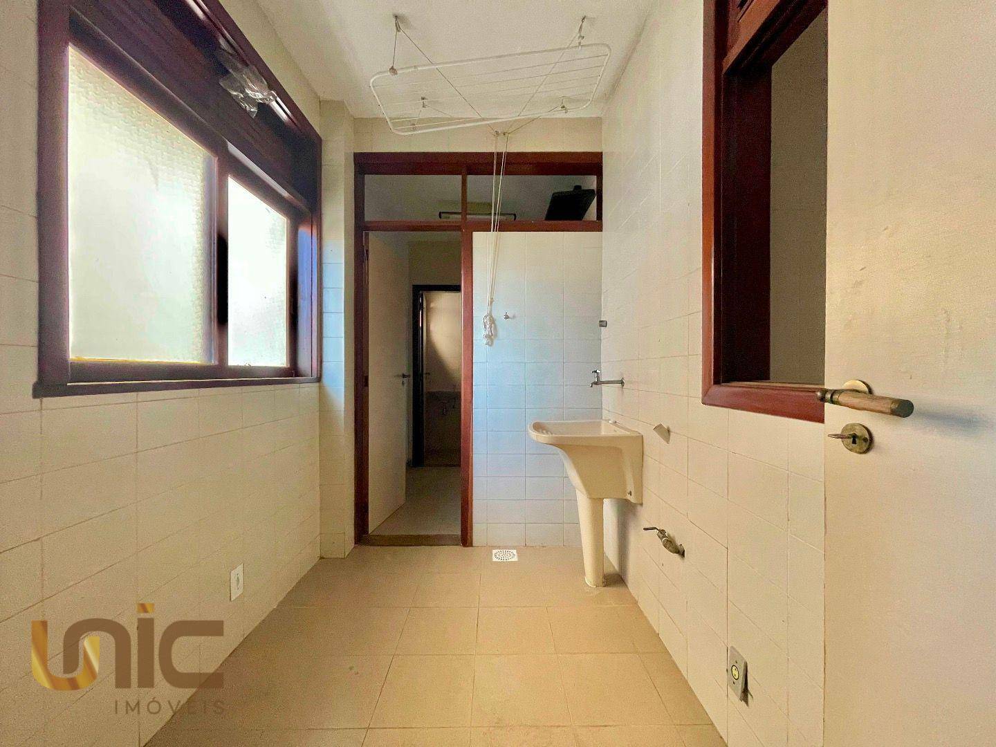 Casa de Condomínio à venda com 5 quartos, 212m² - Foto 9