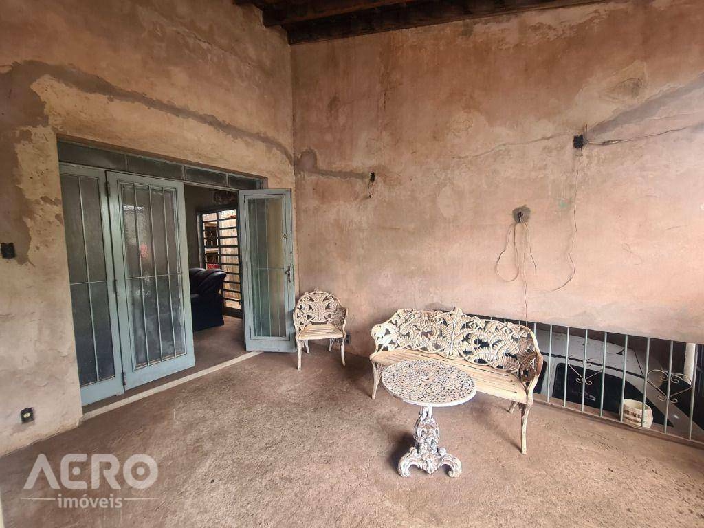 Casa à venda com 4 quartos, 188m² - Foto 2